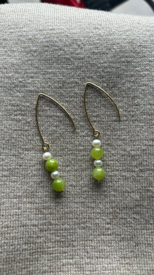 Ohrhänger grün gefärbte Jade und Perlen