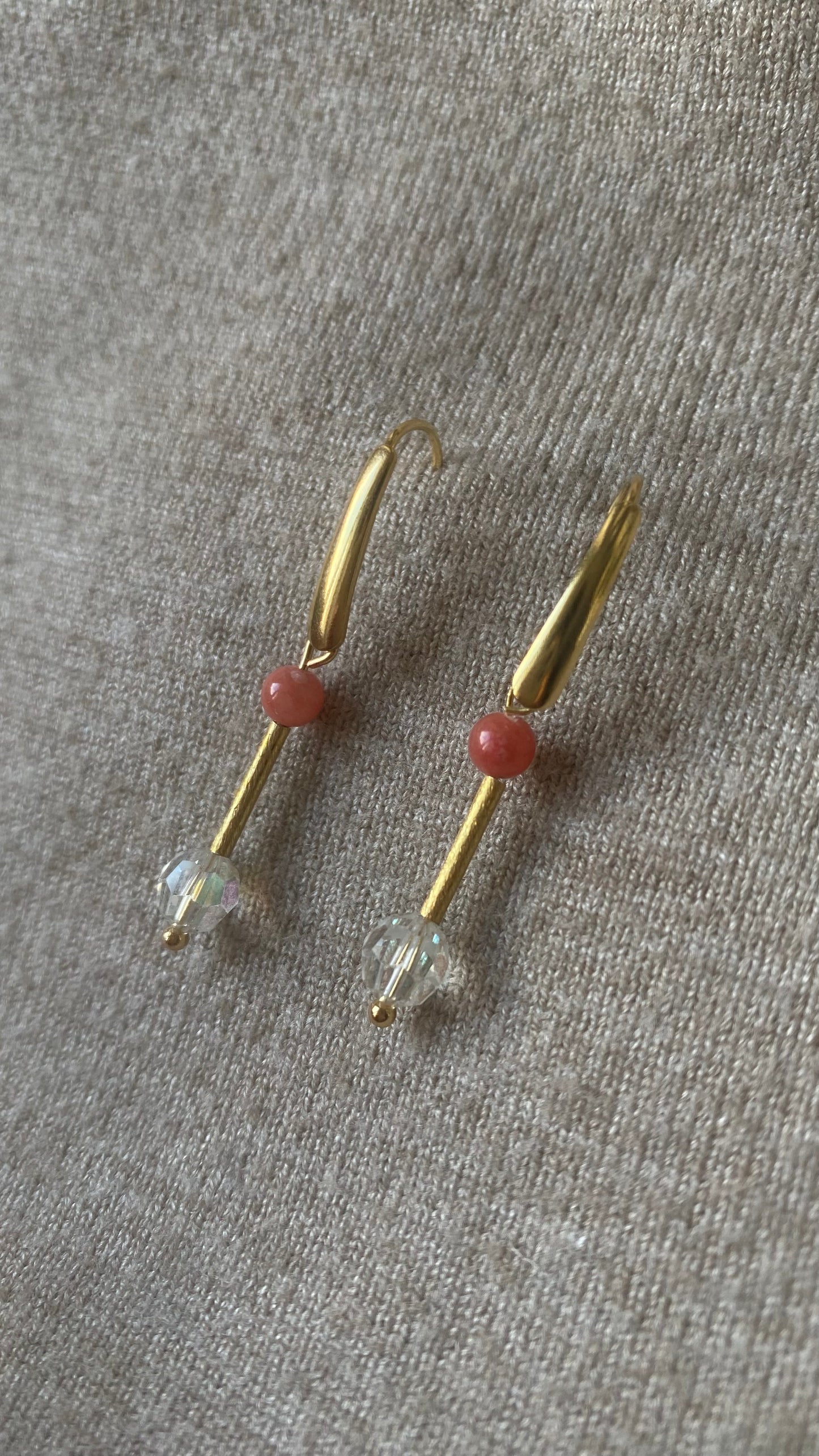 Ohrringe mit Goldstäben und rosa Jadeperle
